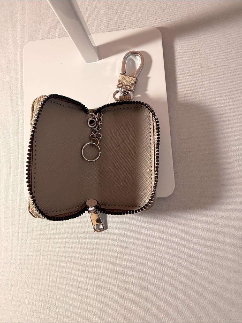 Gucci Beige GG Canvas Key Holder with Clip - Picture 3 of 3